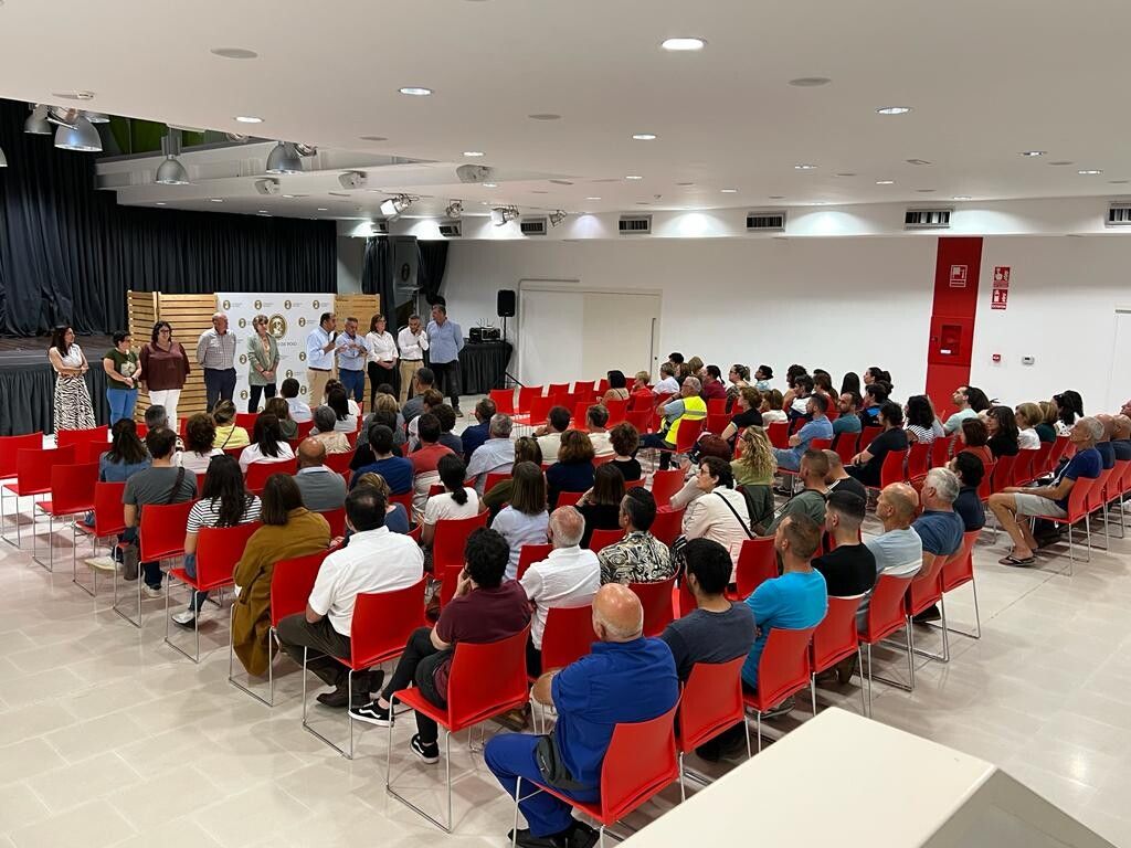 O alcalde Ángel Moldes nunha reunión de traballo cos funcionarios municipais