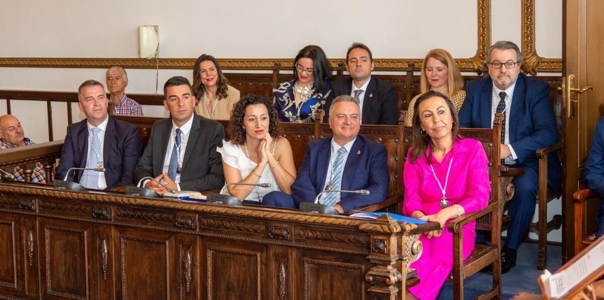 María Ramallo, alcaldesa de Marín, con concejales de su grupo municipal