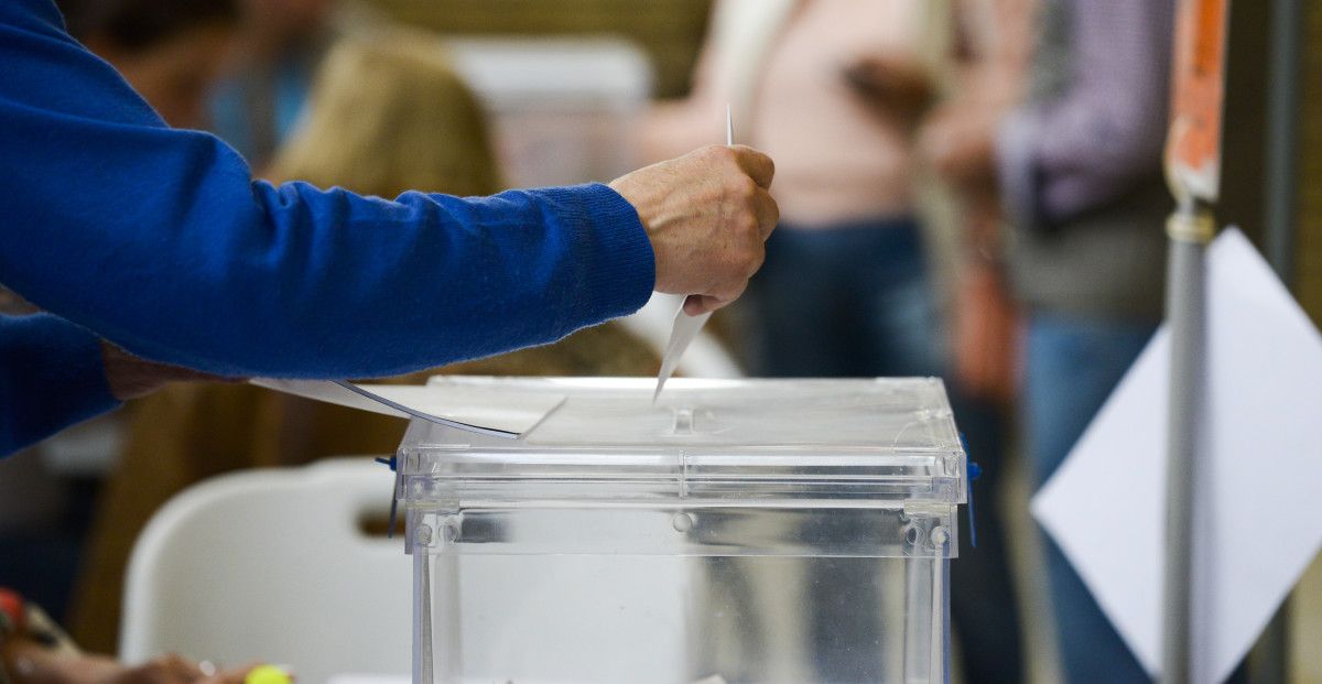 Xente votando en Pontevedra nas eleccións municipais do 28M