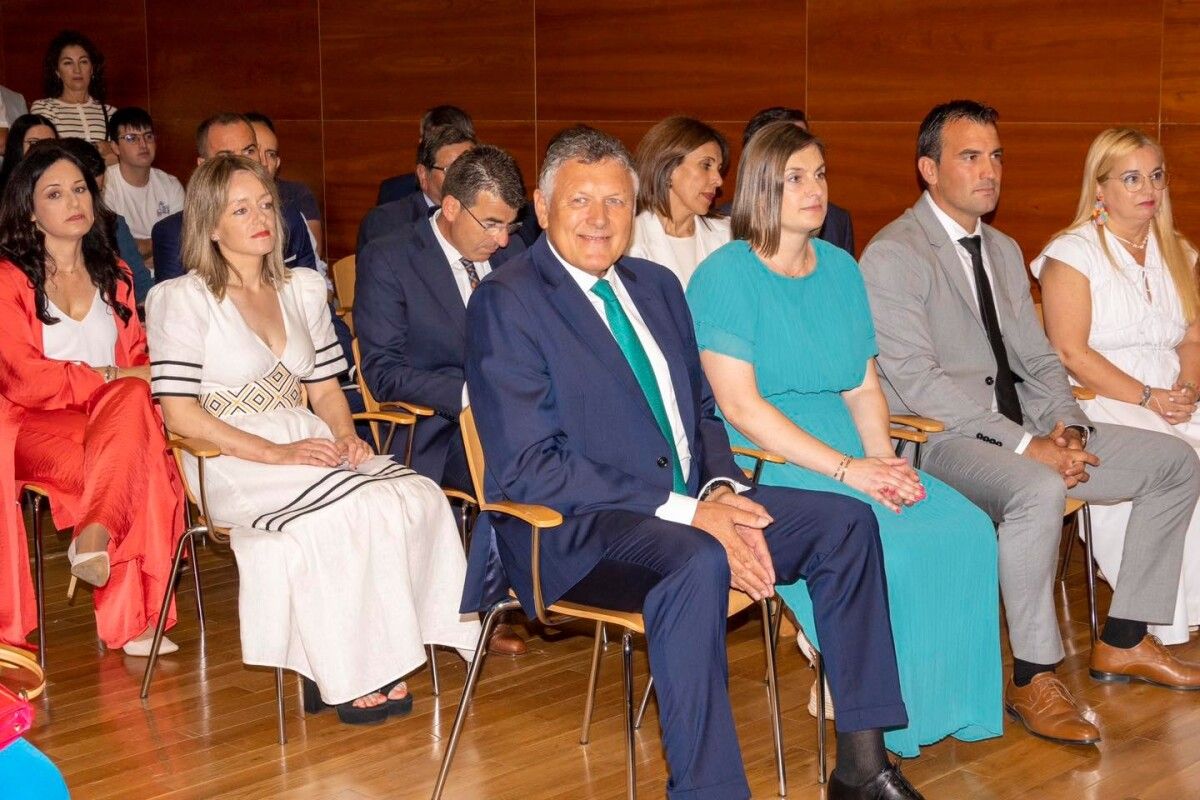 Telmo Martín, alcalde de Sanxenxo, acompañado por integrantes de su gobierno