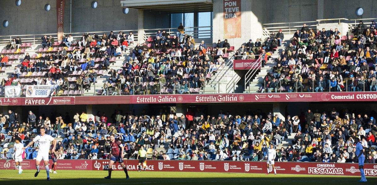 Partido de Primera RFEF entre Pontevedra CF y Real Madrid Castilla en Pasarón