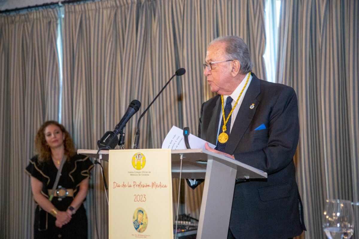 O Dr. Diego Murillo, distinguido polo seu labor en favor da profesión médica