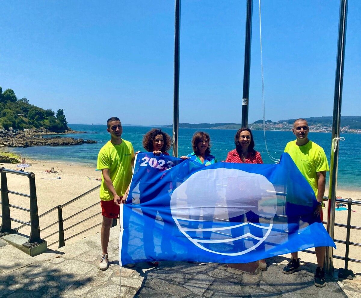 Izado de bandeira azul nas praias de Marín