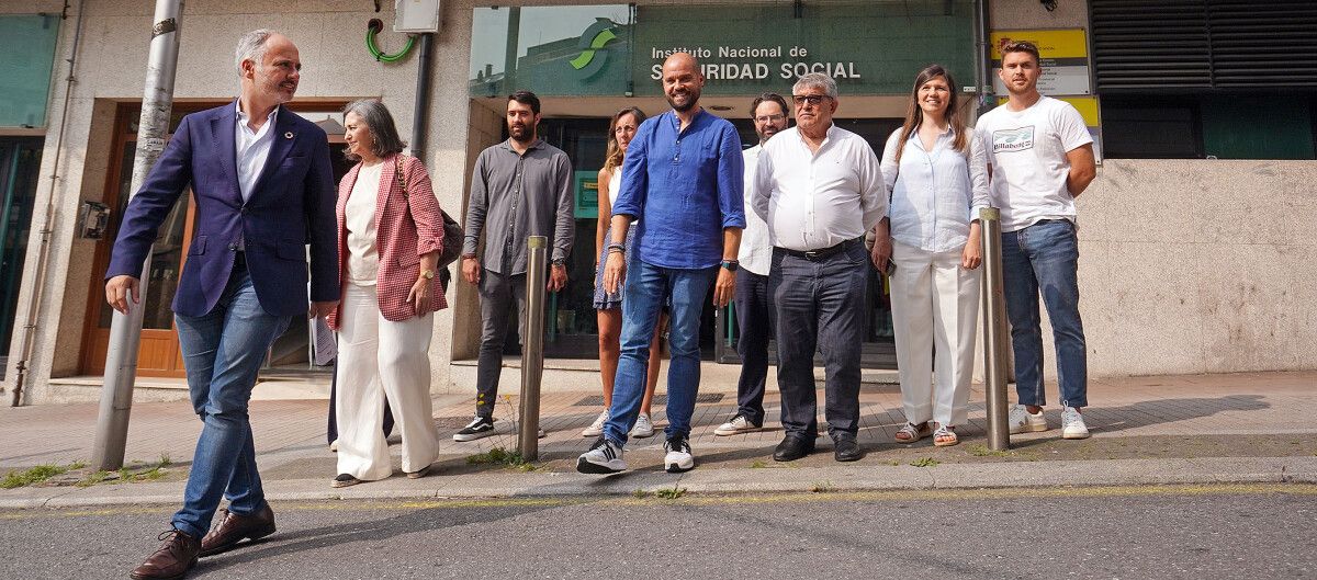 Acto de precampaña del Partido Socialista delante de la oficina de la Seguridad Social