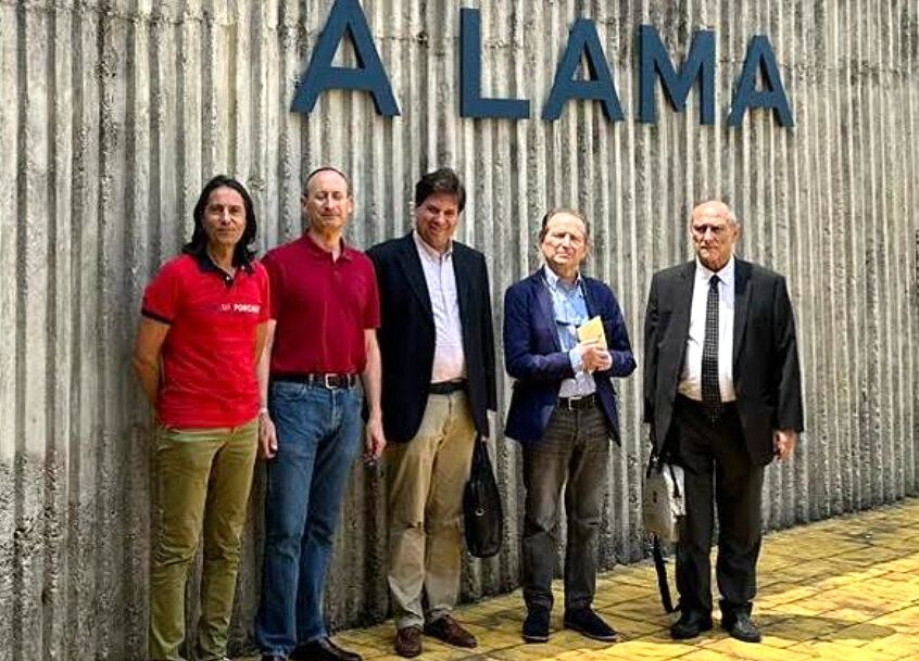 Alfonso Vázquez, Víctor González, Jorge Alguacil, Blanco Valdés e Javier Ruipérez na entrada do Centro Penitenciario da Lama