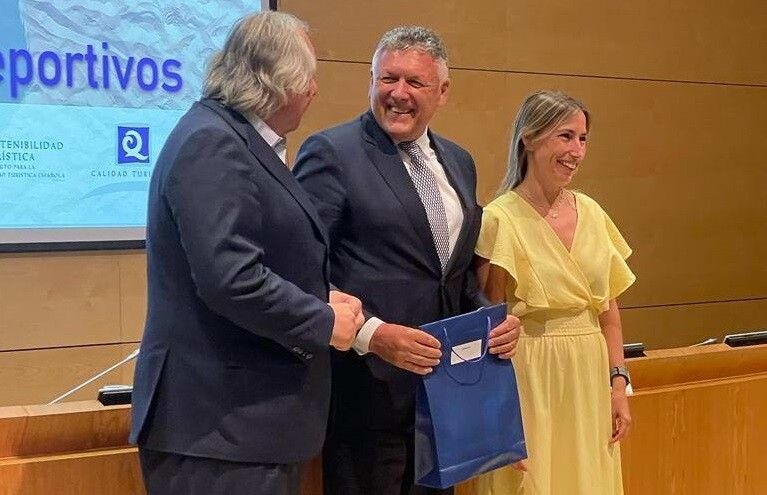 Telmo Martín recoge las Q de Calidad de las playas de Sanxenxo
