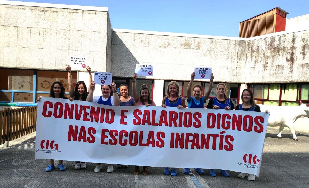 Concentración de traballadoras da quenda de mañá de FESAN, concesionaria da escola infantil en Príncipe Felipe