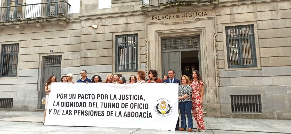 Concentración convocada por el Colegio Provincial de Abogados de Pontevedra delante de la Audiencia