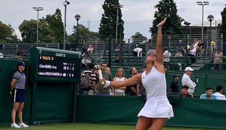 Jéssica Bouzas durante un partido da fase previa en Wimbledon