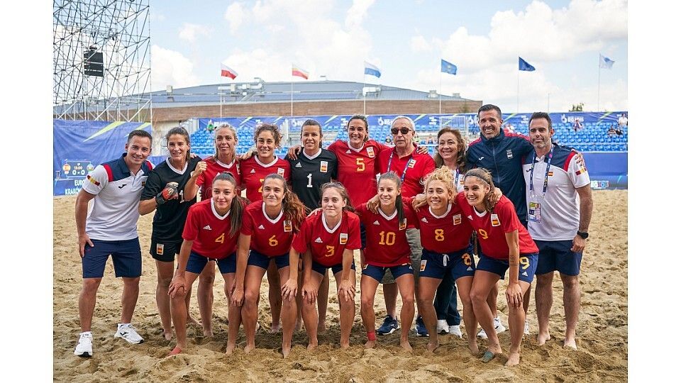 Andrea Mirón (cuarta na fila superior) coa Selección Española de fútbol praia no Xogos Europeos 2023