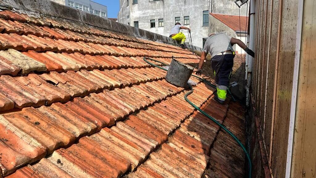 Trabajos de limpieza de la cubierta del colegio Froebel