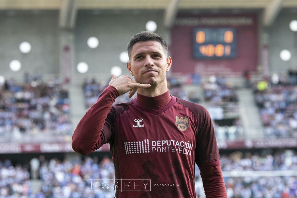 Brais Abelenda, en el partido de Primera RFEF entre Pontevedra CF - Deportivo de la Coruña en Pasarón