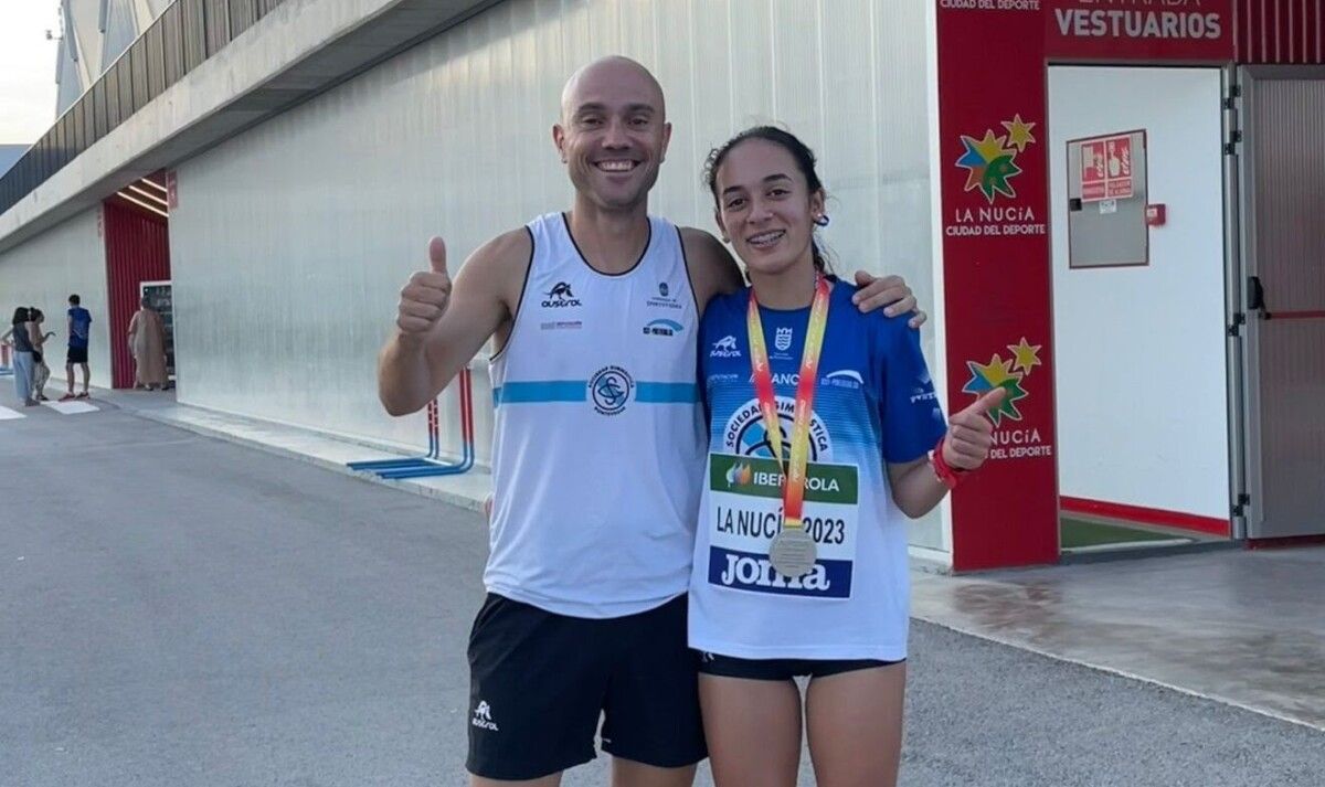 Sabela Martínez, atleta da Sociedad Gimnástica coa medalla de plata do nacional sub 16