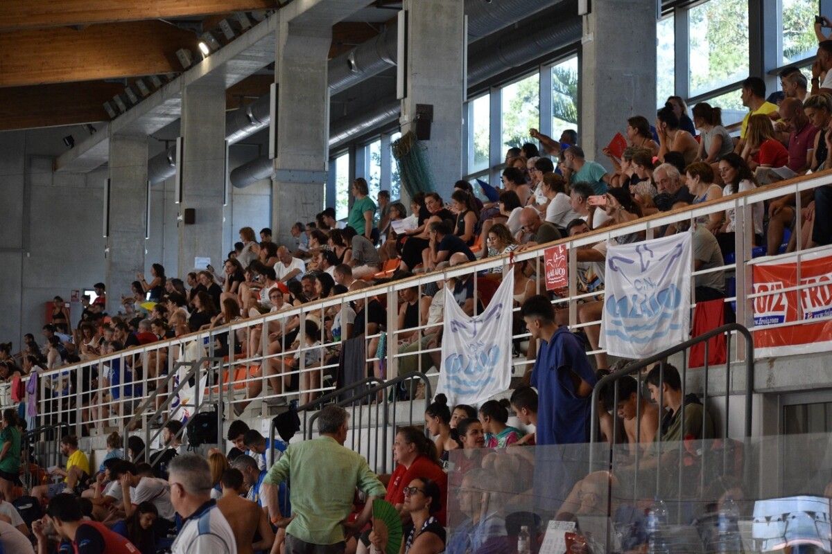 Público nas bancadas de Rías do Sur polo campionato galego de natación de categoría infantil