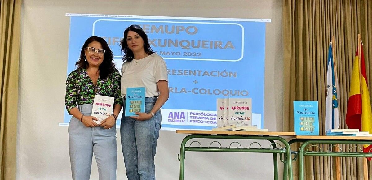 Raquel Touriño, presidenta de Femupo, (á dereita) nun acto de presentación dun libro