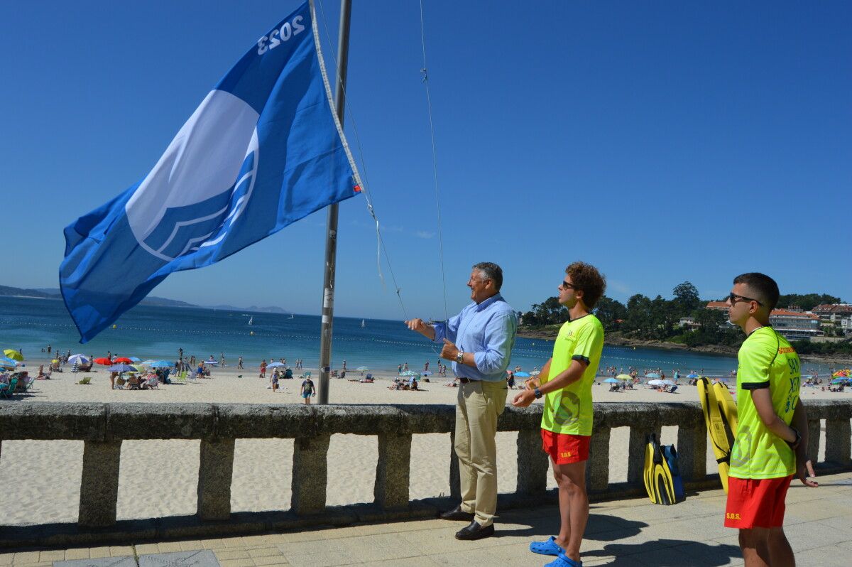 Izado da bandeira azul na praia de Silgar