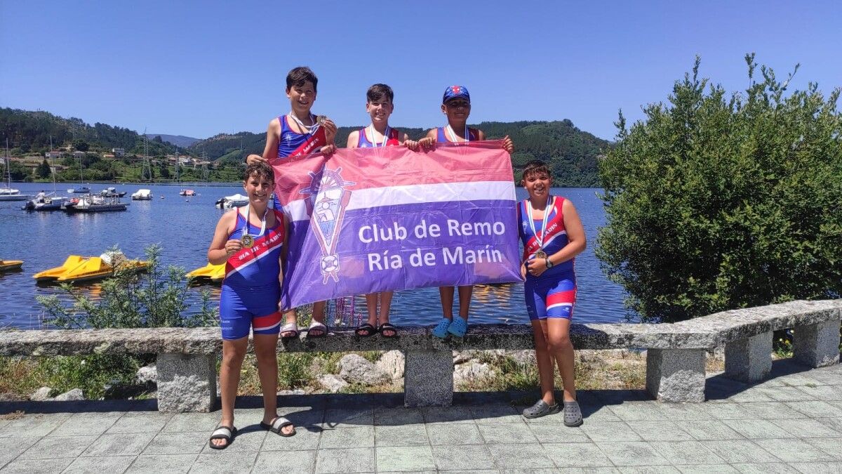 Equipo alevín del Club de Remo Ría de Marín