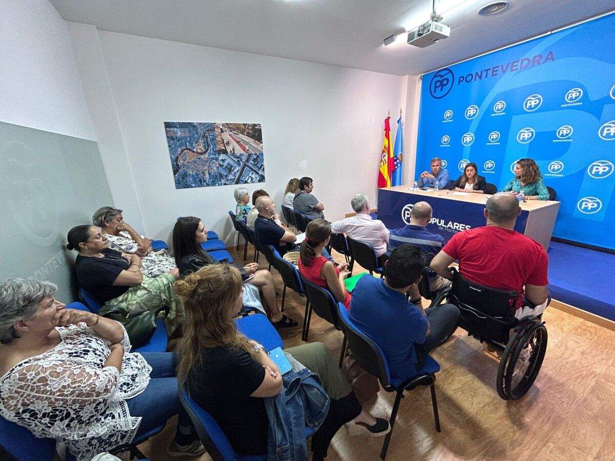 Pepa Pardo, del PP, durante el encuentro con representantes de colectivos sociales