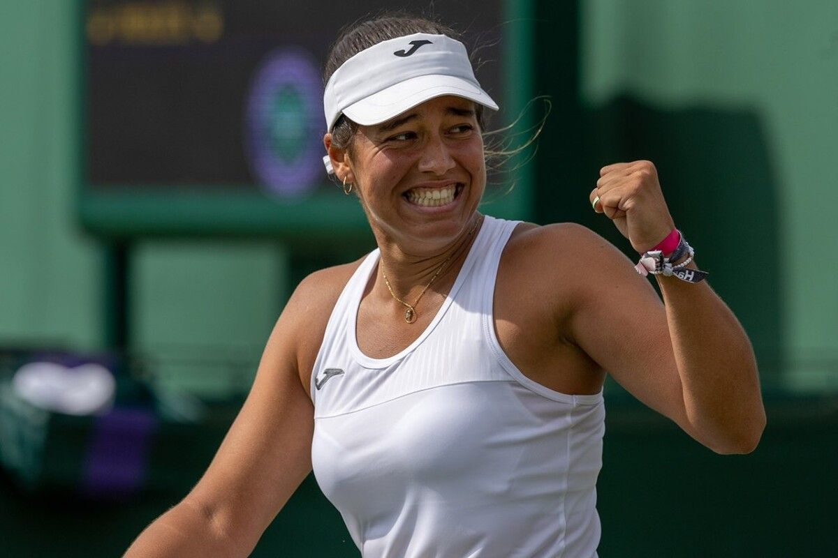 Jéssica Bouzas celebra un punto nun partido en Wimbledon