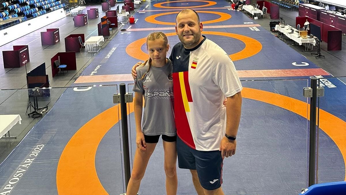 Nadia Zoltikova, luchadora del CGTD, junto a su entrenador Marcos Miragaya