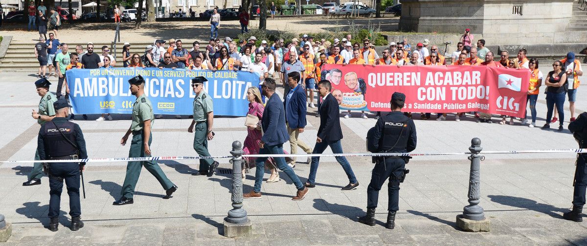 Personal de las ambulancias protestaba durante la llegada de invitados al pleno de investidura en la Deputación