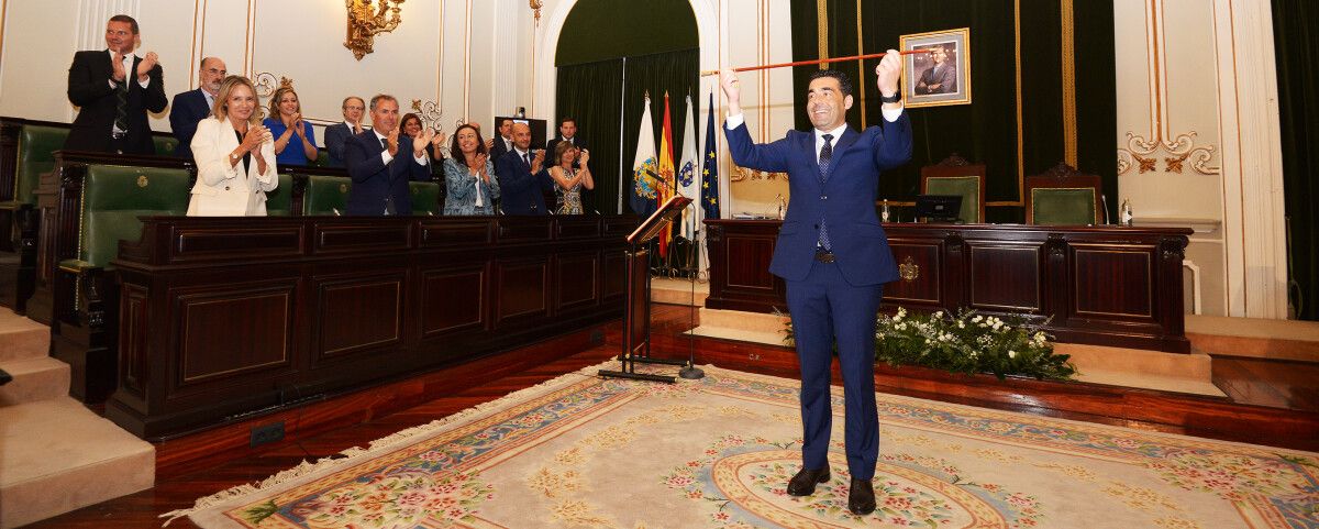 Luis López tomó posesión como presidente de la Deputación de Pontevedra