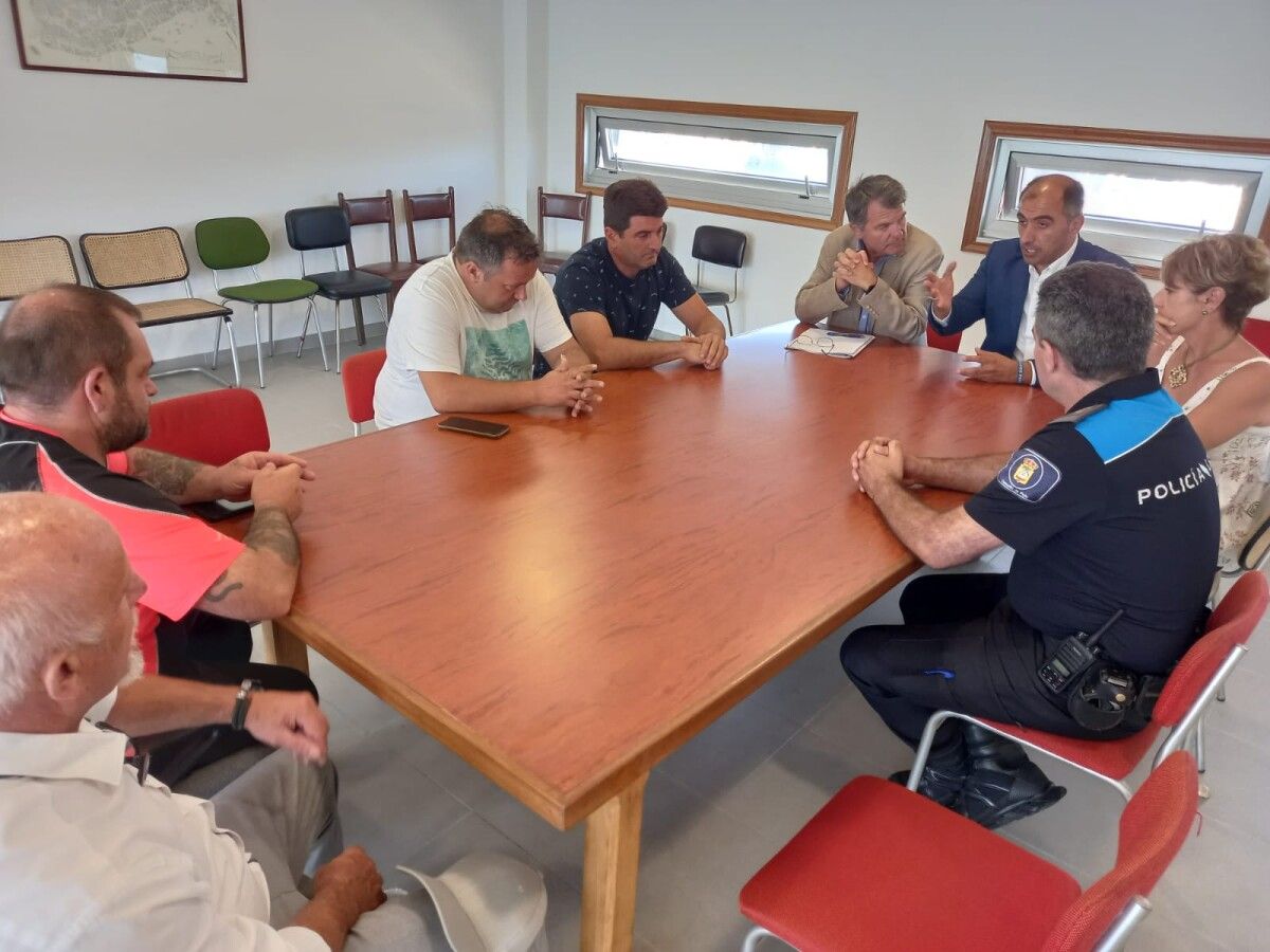 Reunión de traballo sobre os aparcamentos en Combarro