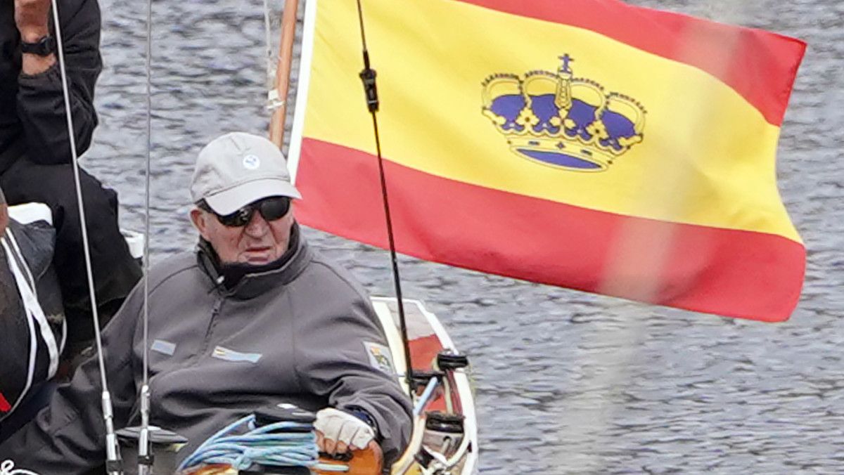 O rei emérito, a bordo do Bribón en Sanxenxo