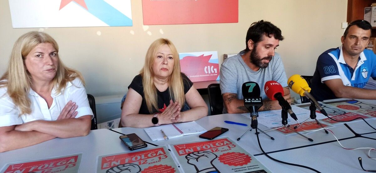 Transi Fernández e Iván Veiga, de CIG-Servizos, no centro da imaxe