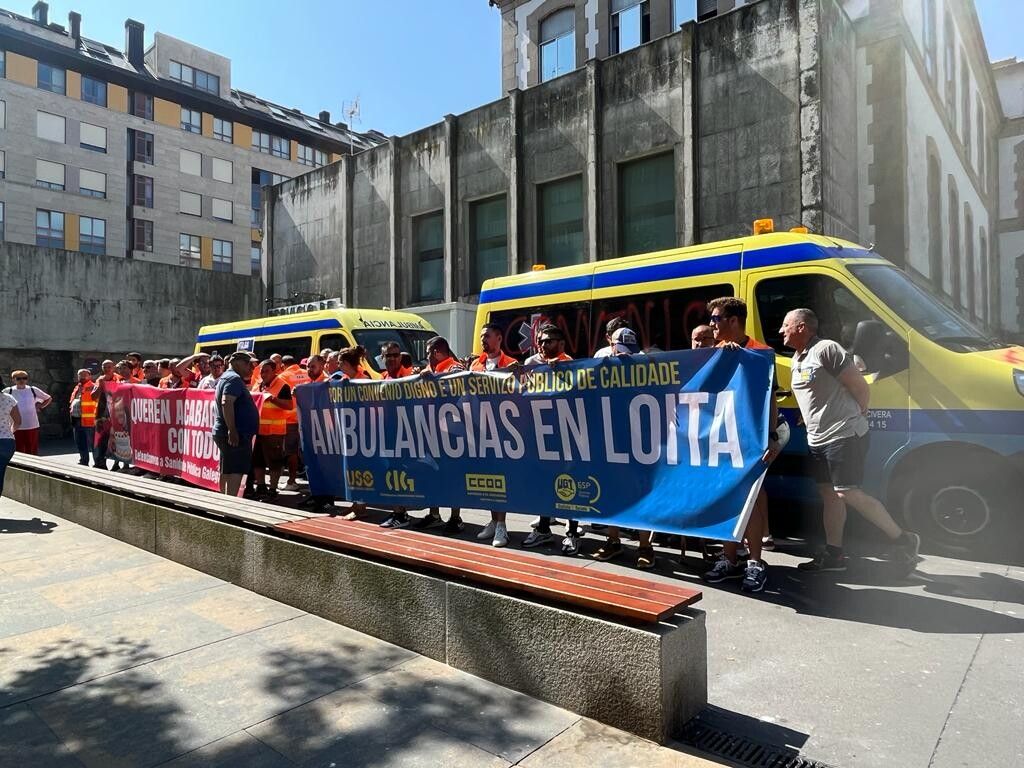Personal de las ambulancias ante el Hospital Provincial en la segunda jornada de huelga
