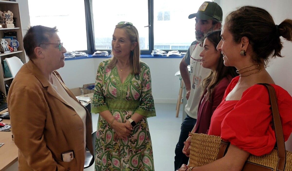Ana Pastor e Pepa Pardo visitan as oficinas de ASSEII
