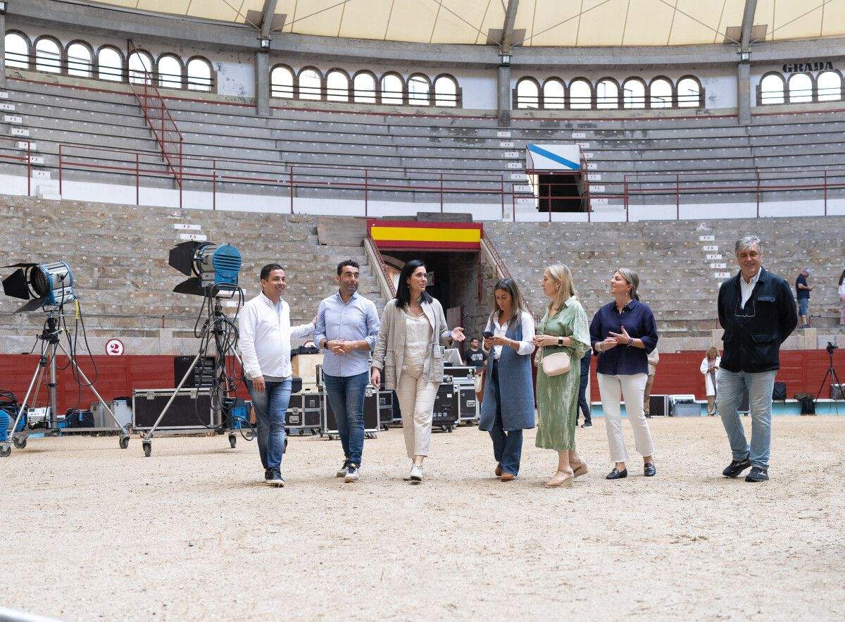 Traballos de montaxe do acto central de campaña dos populares na Praza de Touros 