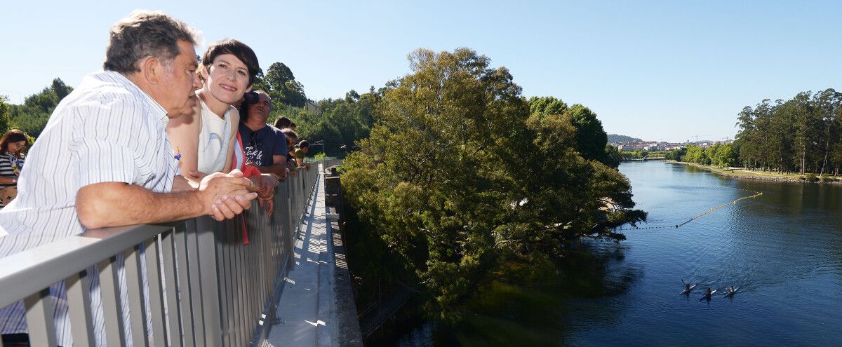 Ana Pontón e representantes do BNG no miradoiro da ponte sobre o Lérez