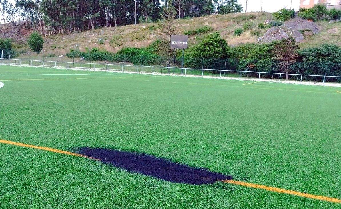 Zona calcinada no campo de herba sintética da Reiboa