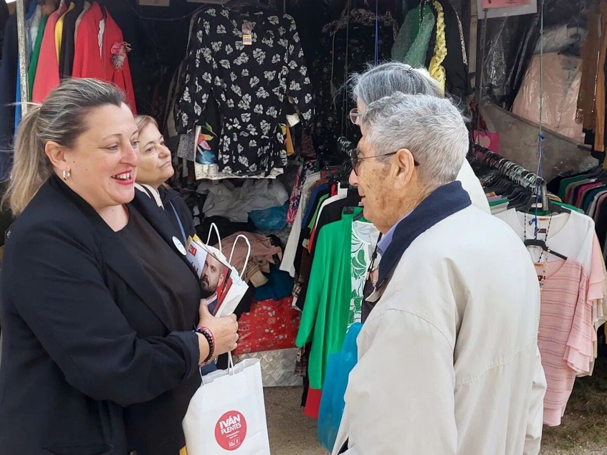 Yoya Blanco, concejala socialista, en el mercado ambulante en la Alameda