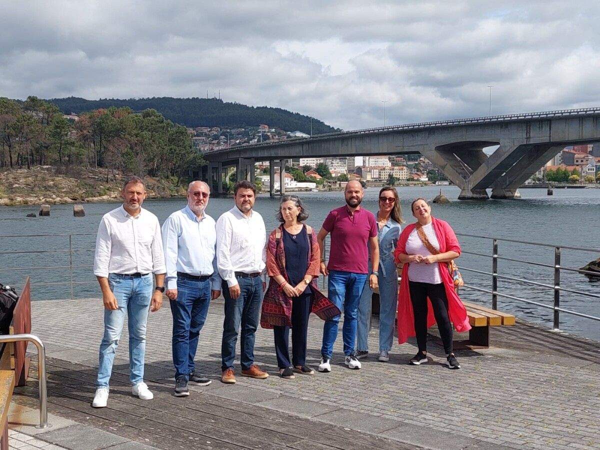 Representantes socialistas no paseo pola ría de Pontevedra
