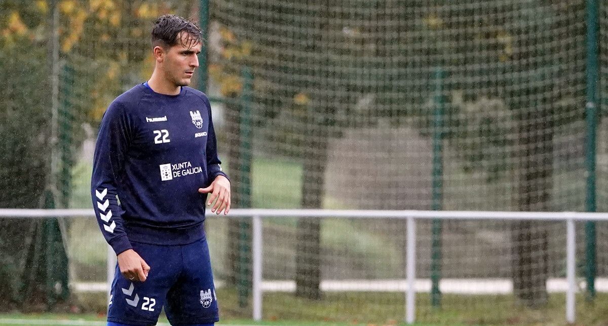 Luís Martínez durante un adestramento co Pontevedra CF