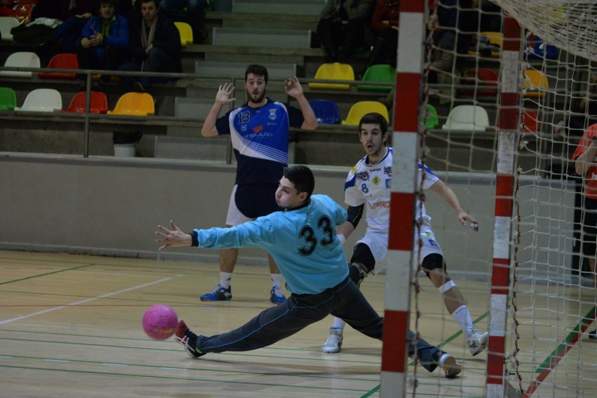 Pablo Picallo supera a Sergio Piñeiro en el partido entre Cisne y Bueu Atlético en el CGTD