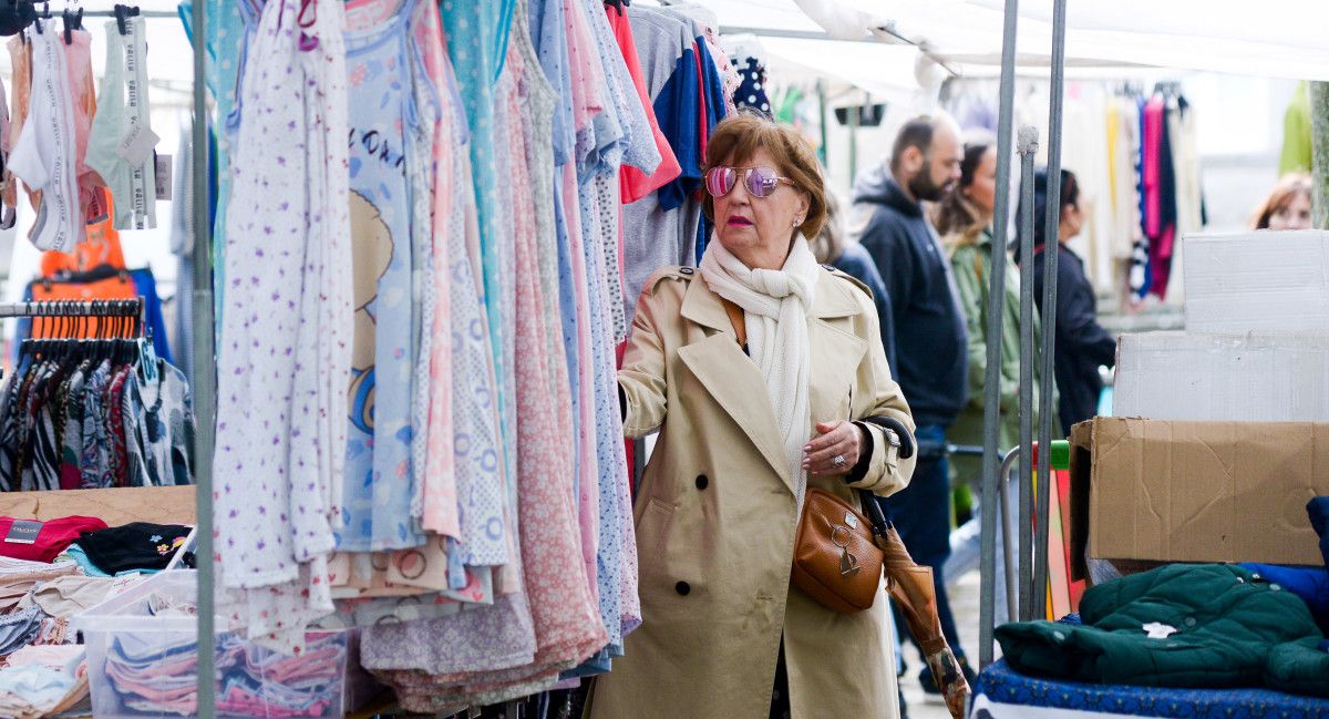 Primer día del mercadillo ambulante en la Alameda