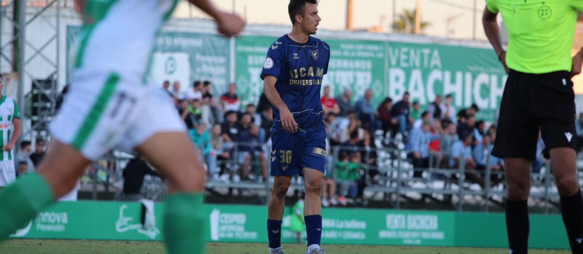 El centrocampista Samu Mayo en un partido con el UCAM Murcia