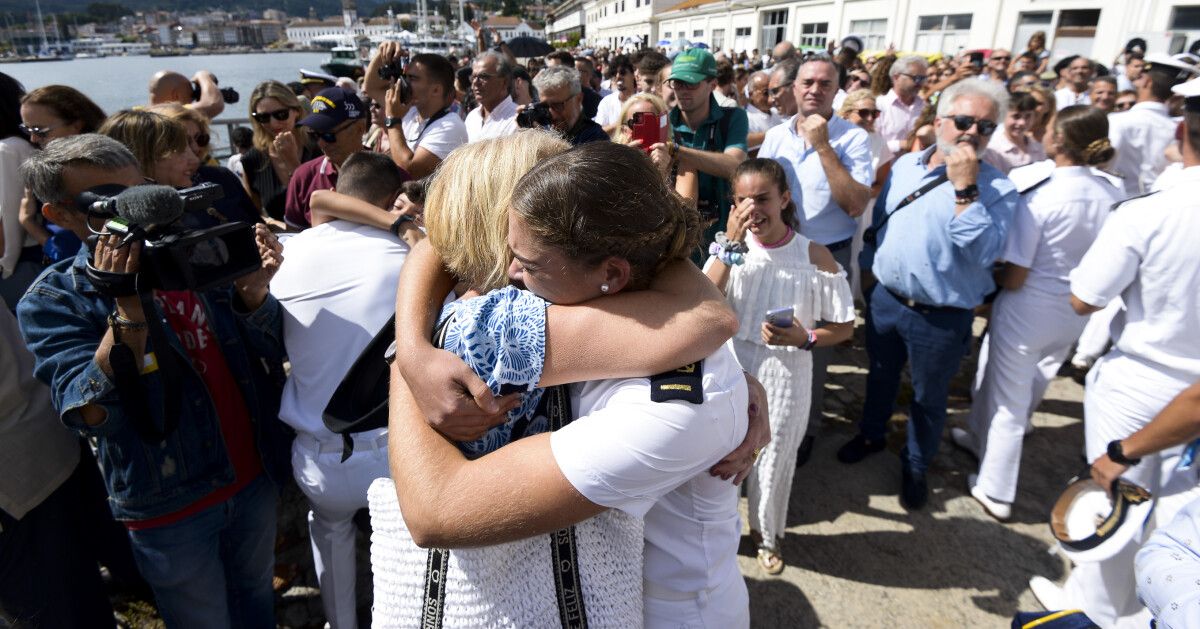 Familiares dándose unha aperta na chegada do Juan Sebastián de Elcano a Marín