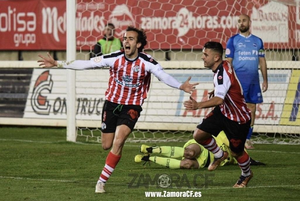Charly López celebra un gol en un partido con el Zamora