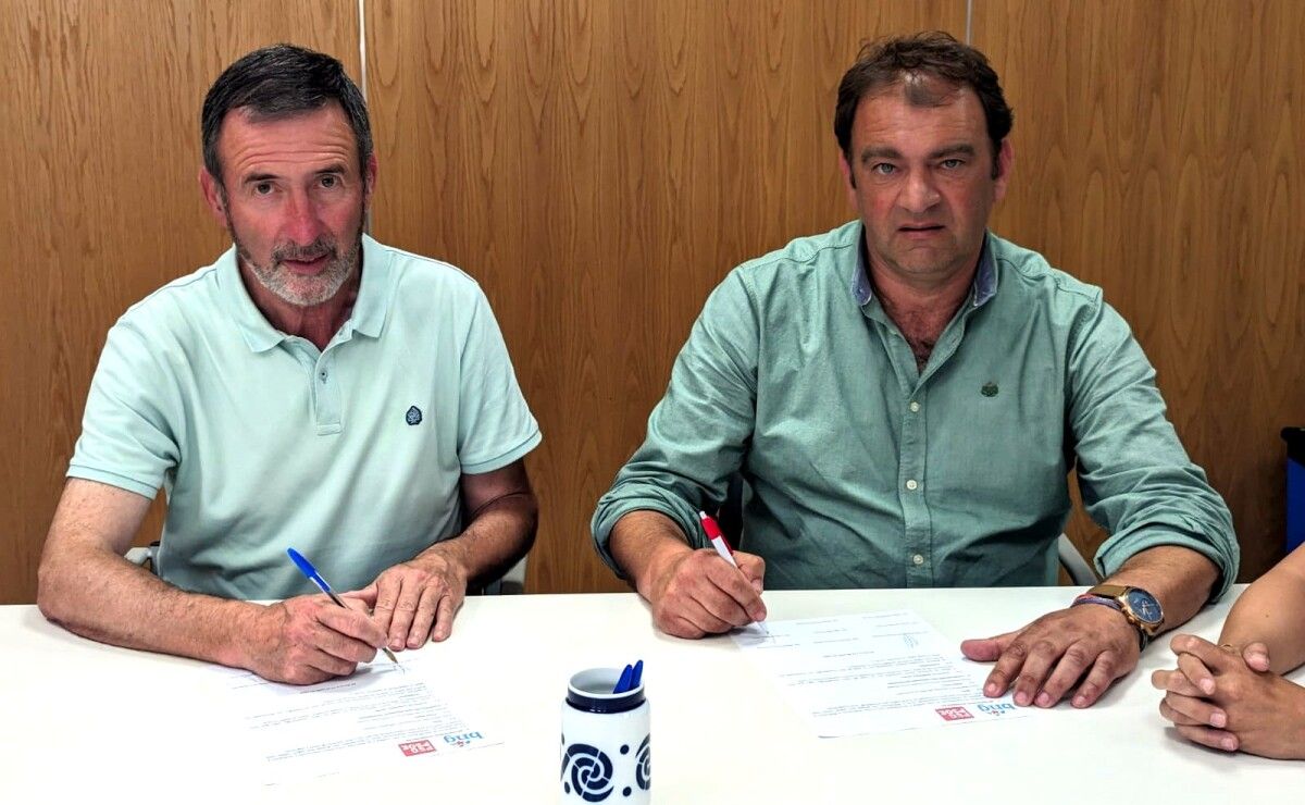 Xosé Manuel Fernández Abrales e José Sanmartín asinan o acordo de goberno en Barro
