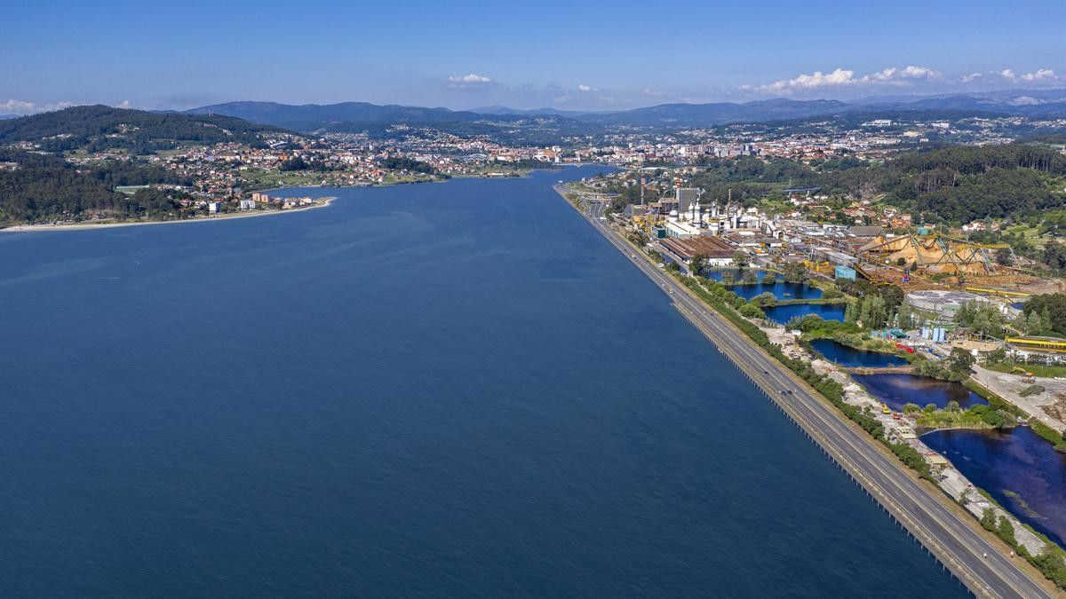 Vista aérea de la Ría de Pontevedra y la biofábrica de Ence