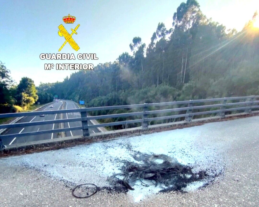 Quema de neumáticos en un paso elevado del Corredor de O Morrazo