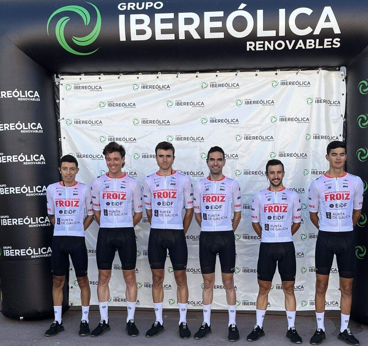 Equipo do Supermercados Froiz que participa na Volta a Zamora