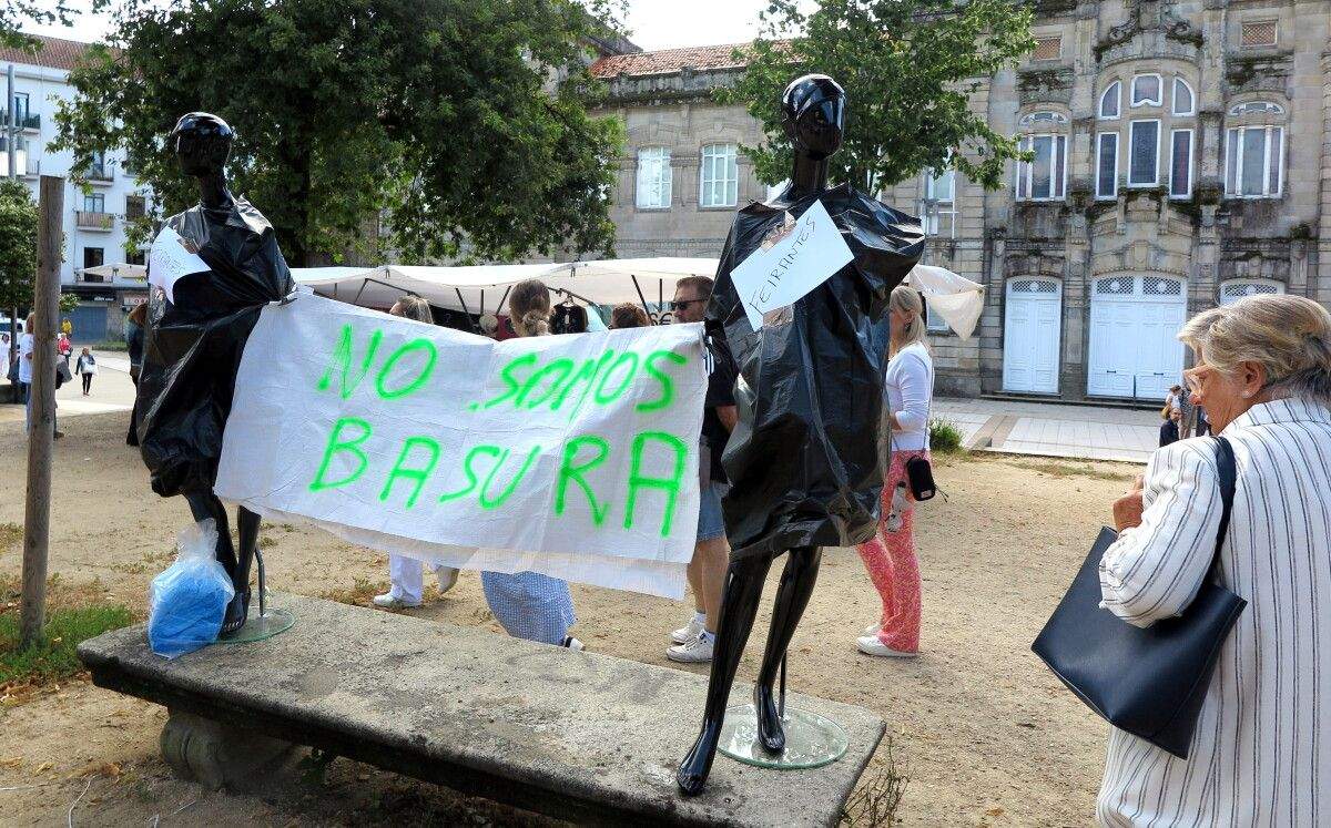 Pancarta indicando que "no somos basura" en el último día de la feria en la Alameda