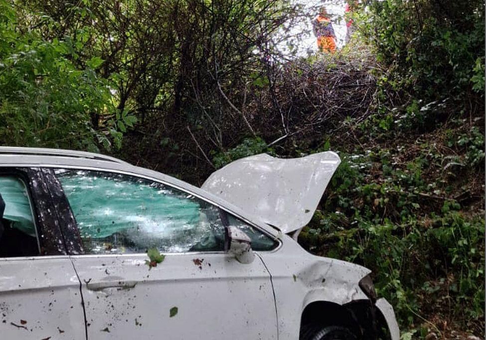 O vehículo tras caer por un barranco en Pedre