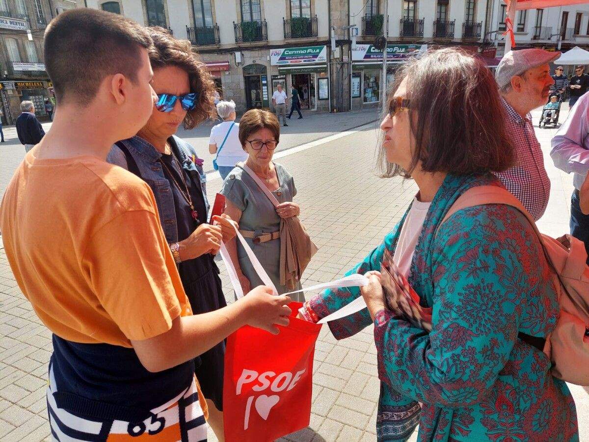 Marica Adrio reparte propaganda electoral del PSOE