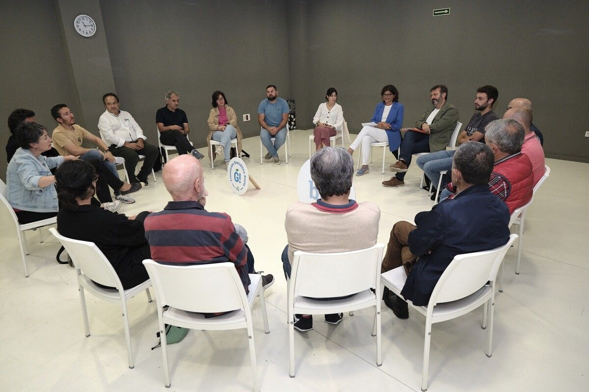 Carme da Silva, do BNG, con representantes de colectivos ecoloxistas